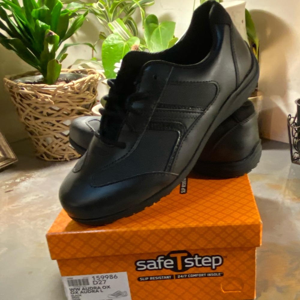 NIB Safe T Step Sneakers, Black, size 8 Wide. Designed for Slip Proof Security.